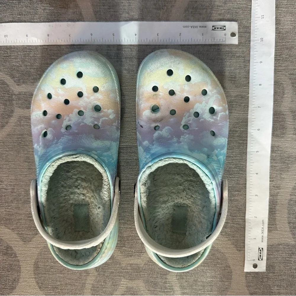 CROCS kids multicolor cloud lined cricket clogs  size 2